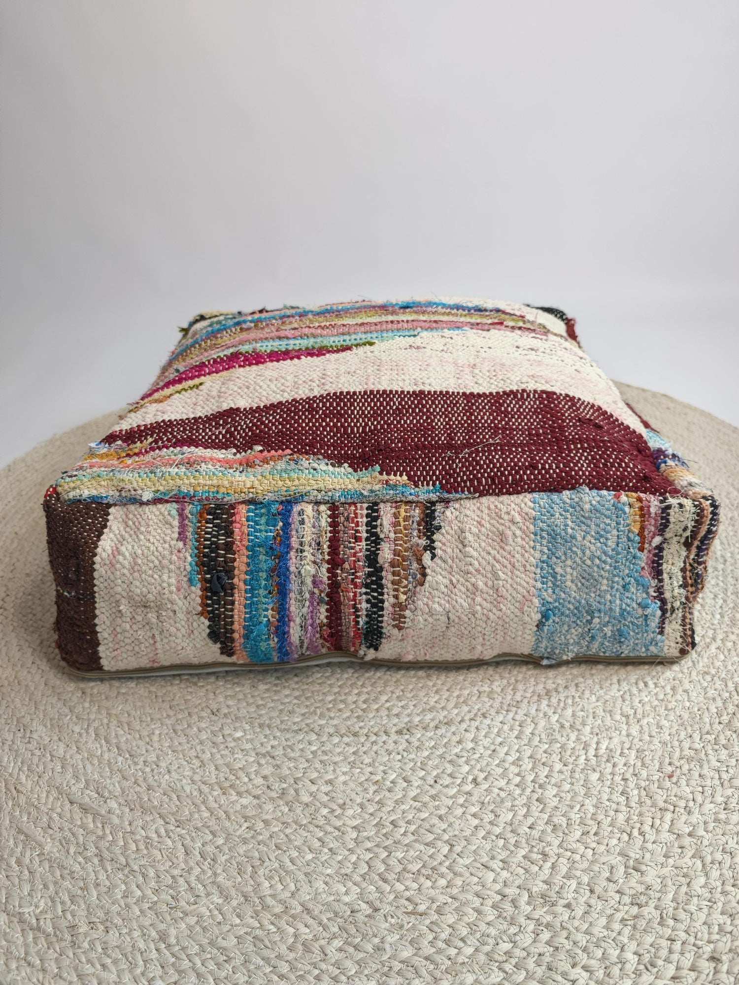 Cocosy Premium Collection - Marokkanischer Pouf mit geometrischen Muster, Upcyling Pouf aus Stoffresten, Boho Sitzkissen, Unikat