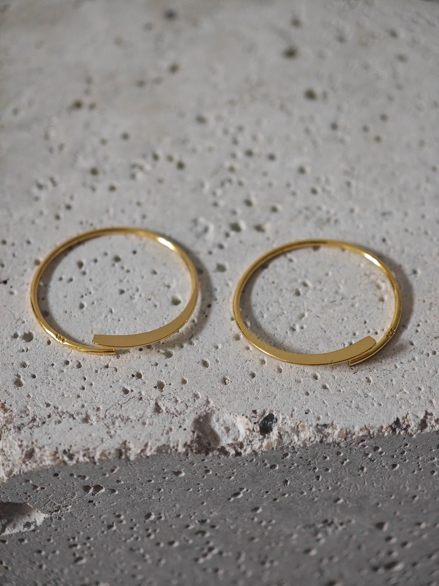 Offene Mini flache Creolen aus 925 Silber mit 18k Vergoldung, minimalistische kleine Ohrringe
