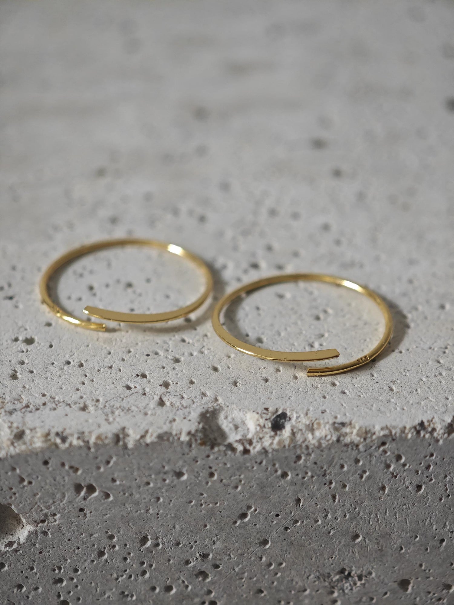 Offene Mini flache Creolen aus 925 Silber mit 18k Vergoldung, minimalistische kleine Ohrringe