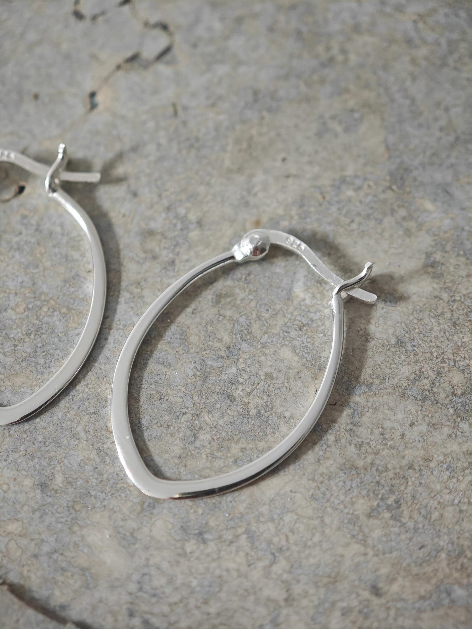 Flache Ovale Creolen aus 925 Silber, Kleine Minimalistische Ohrringe vergoldet