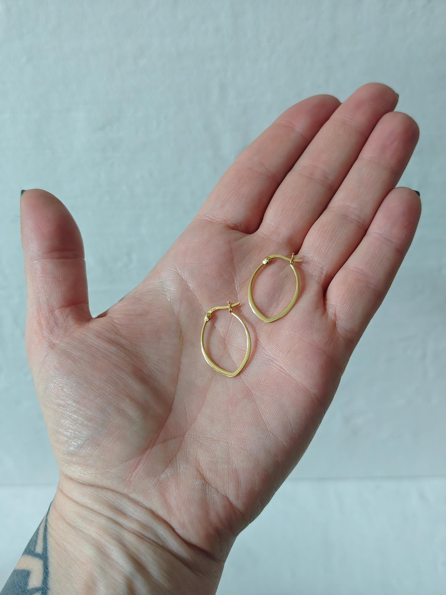 Flache Ovale Creolen aus 925 Silber, Kleine Minimalistische Ohrringe vergoldet