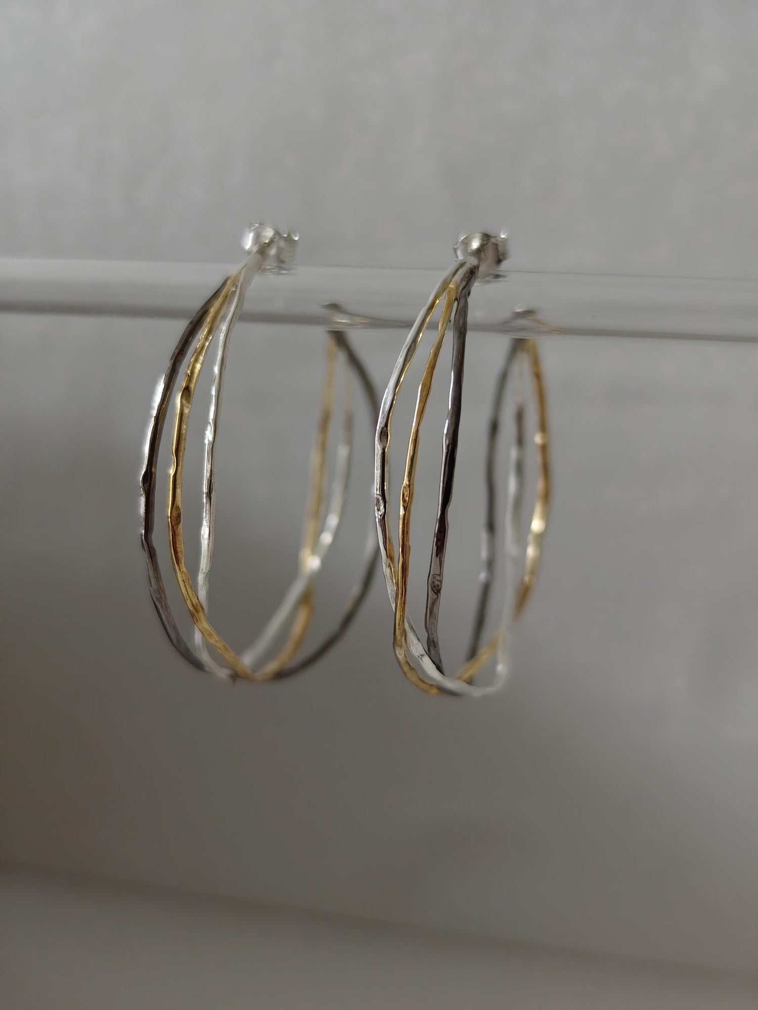 Statement Twisted Tricolor Creolen, 925 Silber Ohrringe gold, silber und  schwarz rhodiniert, handgefertigt