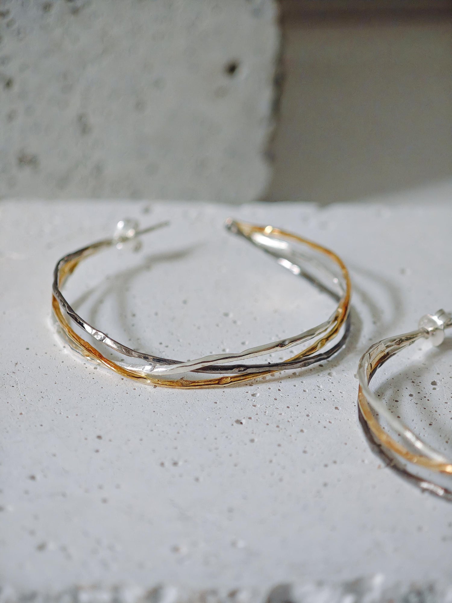 Statement Twisted Tricolor Creolen, 925 Silber Ohrringe gold, silber und  schwarz rhodiniert, handgefertigt