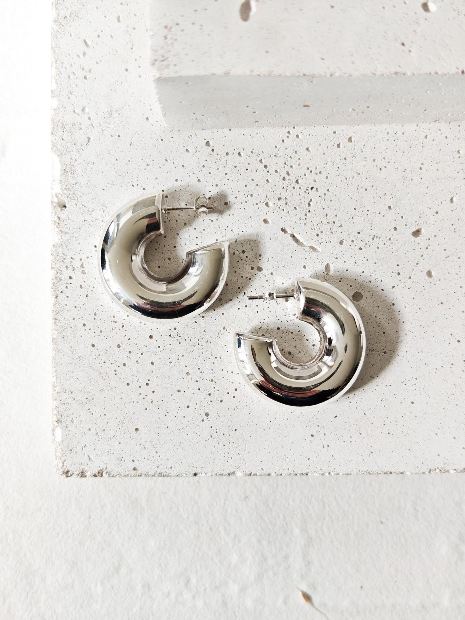 Chunky Creolen aus Silber 925, dicke Statement Ohrringe 30mm, Ohrstecker - CocosyBerlin