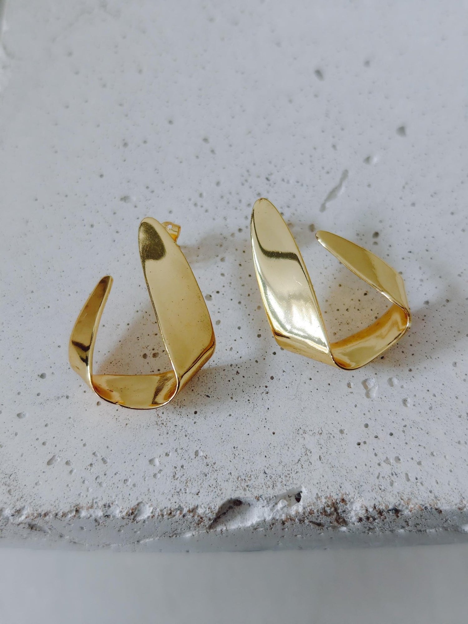 Folded Origami Gold Ohrringe - Vergoldete Statement Ohrringe, minimalistische Designer Ohrrstecker, handmade - CocosyBerlin