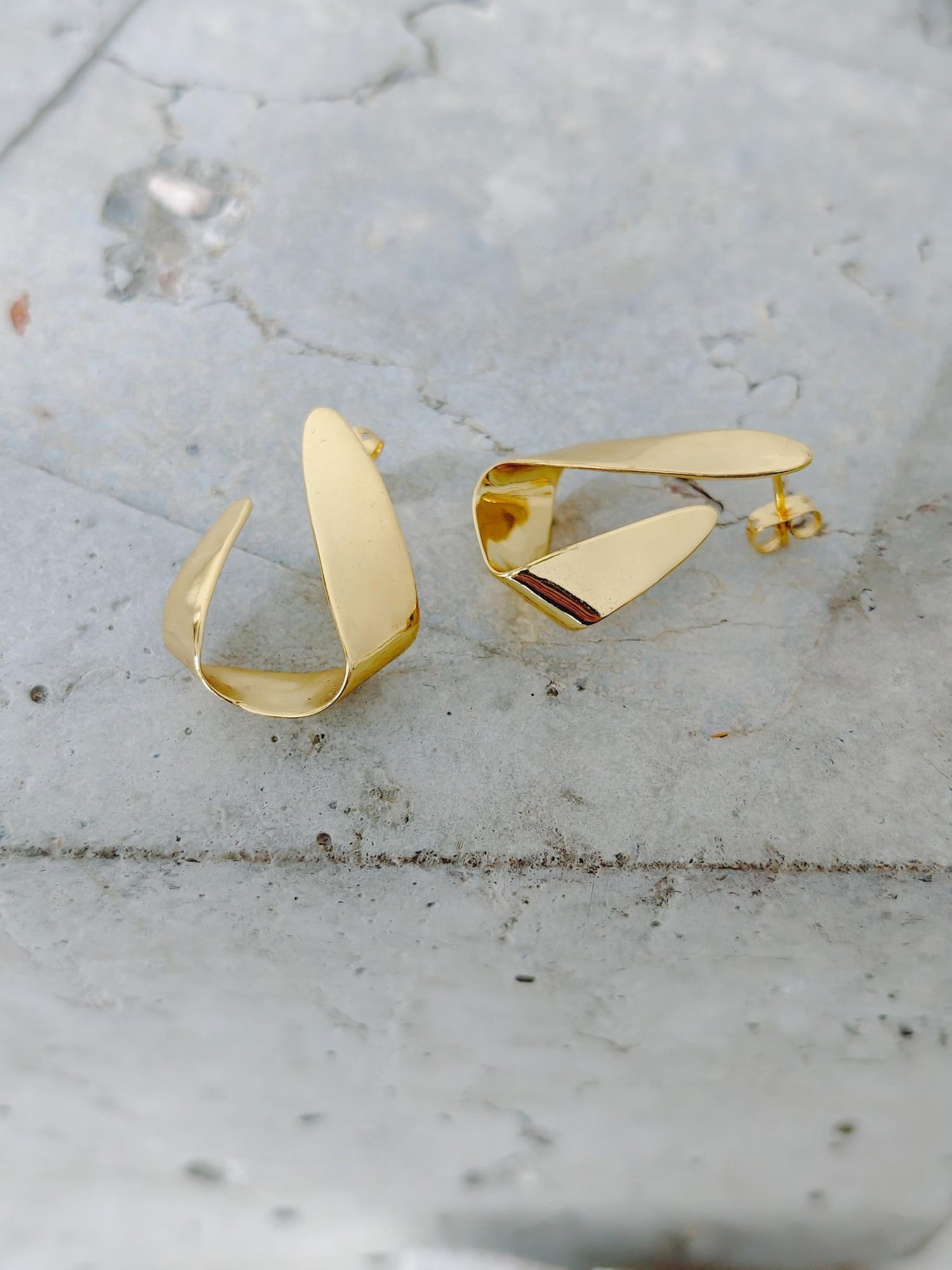 Folded Origami Gold Ohrringe - Vergoldete Statement Ohrringe, minimalistische Designer Ohrrstecker, handmade - CocosyBerlin