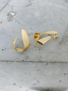 Folded Origami Gold Ohrringe - Vergoldete Statement Ohrringe, minimalistische Designer Ohrrstecker, handmade - CocosyBerlin