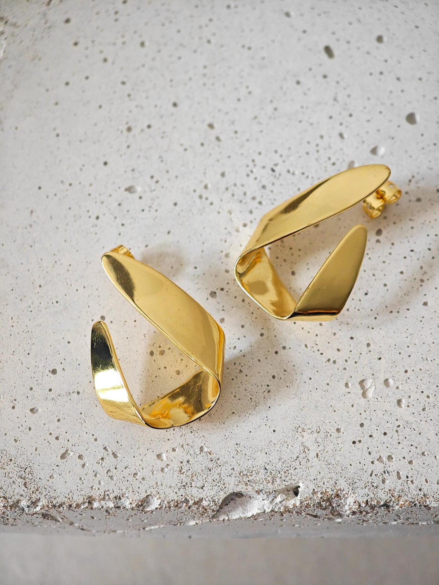 Folded Origami Gold Ohrringe - Vergoldete Statement Ohrringe, minimalistische Designer Ohrrstecker, handmade - CocosyBerlin