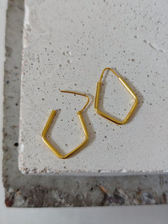 Vergoldete Geometrische Creolen aus 925 Silber, Kleine Eckige Ohrringe 25mm, Minimalistischer Ohrschmuck - CocosyBerlin