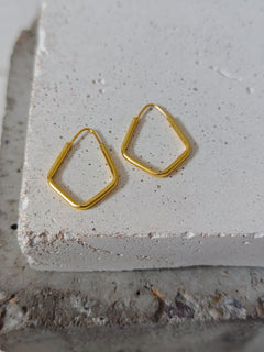 Vergoldete Geometrische Creolen aus 925 Silber, Kleine Eckige Ohrringe 25mm, Minimalistischer Ohrschmuck - CocosyBerlin