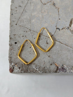 Vergoldete Geometrische Creolen aus 925 Silber, Kleine Eckige Ohrringe 25mm, Minimalistischer Ohrschmuck - CocosyBerlin