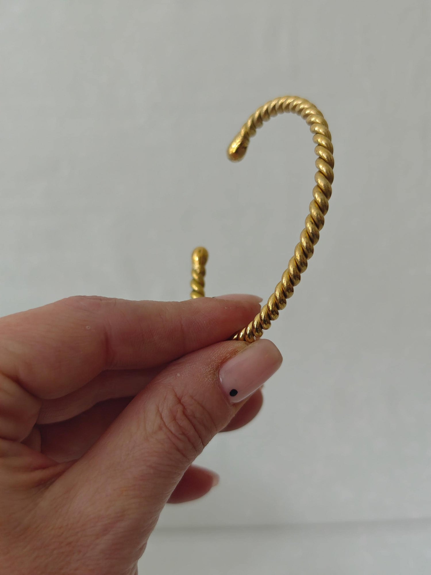 Minimalistischer gedrehter Armreif  aus goldenem Messing, Verstellbar, Feel-Good Piece, Golden Twist Cuff