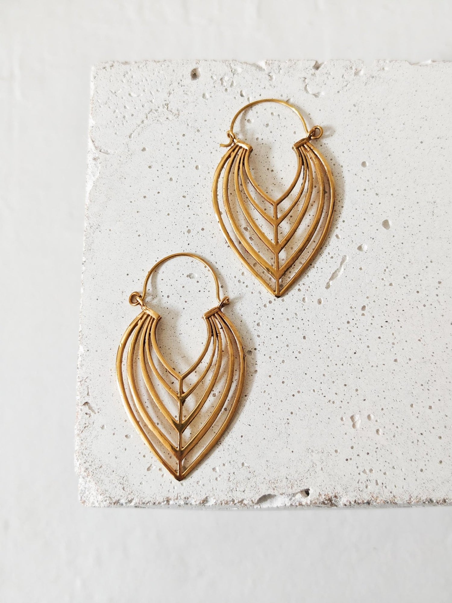 Boho Blatt Ohrringe aus Messing, florale Sommer Ohrringe, Golden Leaf Hoops - CocosyBerlin
