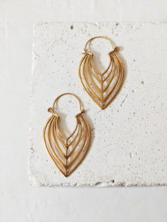 Boho Blatt Ohrringe aus Messing, florale Sommer Ohrringe, Golden Leaf Hoops - CocosyBerlin