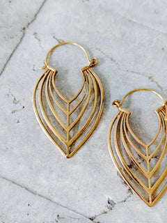 Boho Blatt Ohrringe aus Messing, florale Sommer Ohrringe, Golden Leaf Hoops - CocosyBerlin