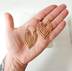 Boho Blatt Ohrringe aus Messing, florale Sommer Ohrringe, Golden Leaf Hoops - CocosyBerlin