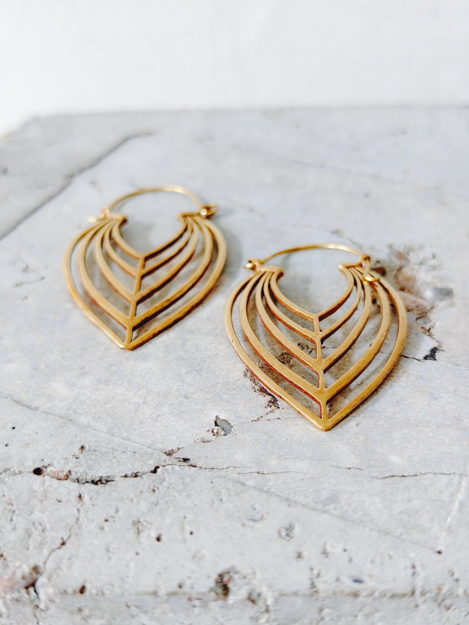 Boho Blatt Ohrringe aus Messing, florale Sommer Ohrringe, Golden Leaf Hoops - CocosyBerlin