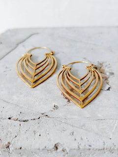 Boho Blatt Ohrringe aus Messing, florale Sommer Ohrringe, Golden Leaf Hoops - CocosyBerlin