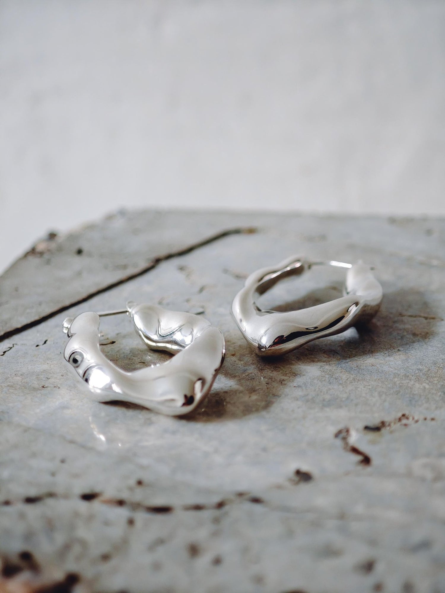 Chunky Statement Creolen aus Silber 925, Crumpled Silver Hoops, organische unregelmäßige Ohrringe 40mm, minimalistischer Schmuck, Kreolen - CocosyBerlin