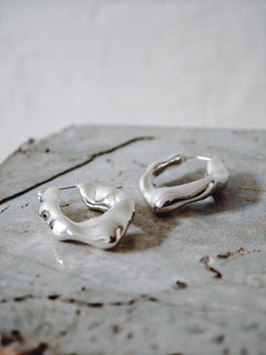 Chunky Statement Creolen aus Silber 925, Crumpled Silver Hoops, organische unregelmäßige Ohrringe 40mm, minimalistischer Schmuck, Kreolen - CocosyBerlin