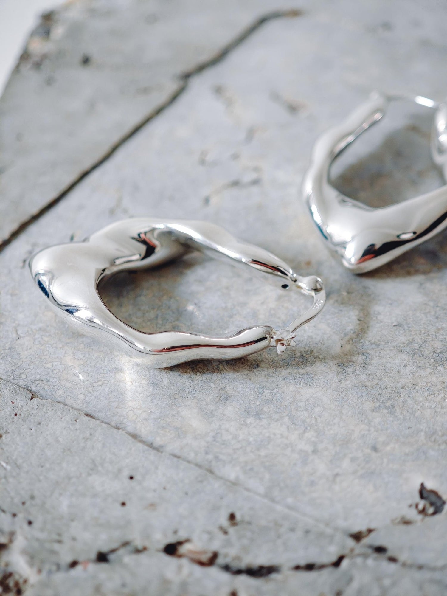 Chunky Statement Creolen aus Silber 925, Crumpled Silver Hoops, organische unregelmäßige Ohrringe 40mm, minimalistischer Schmuck, Kreolen - CocosyBerlin