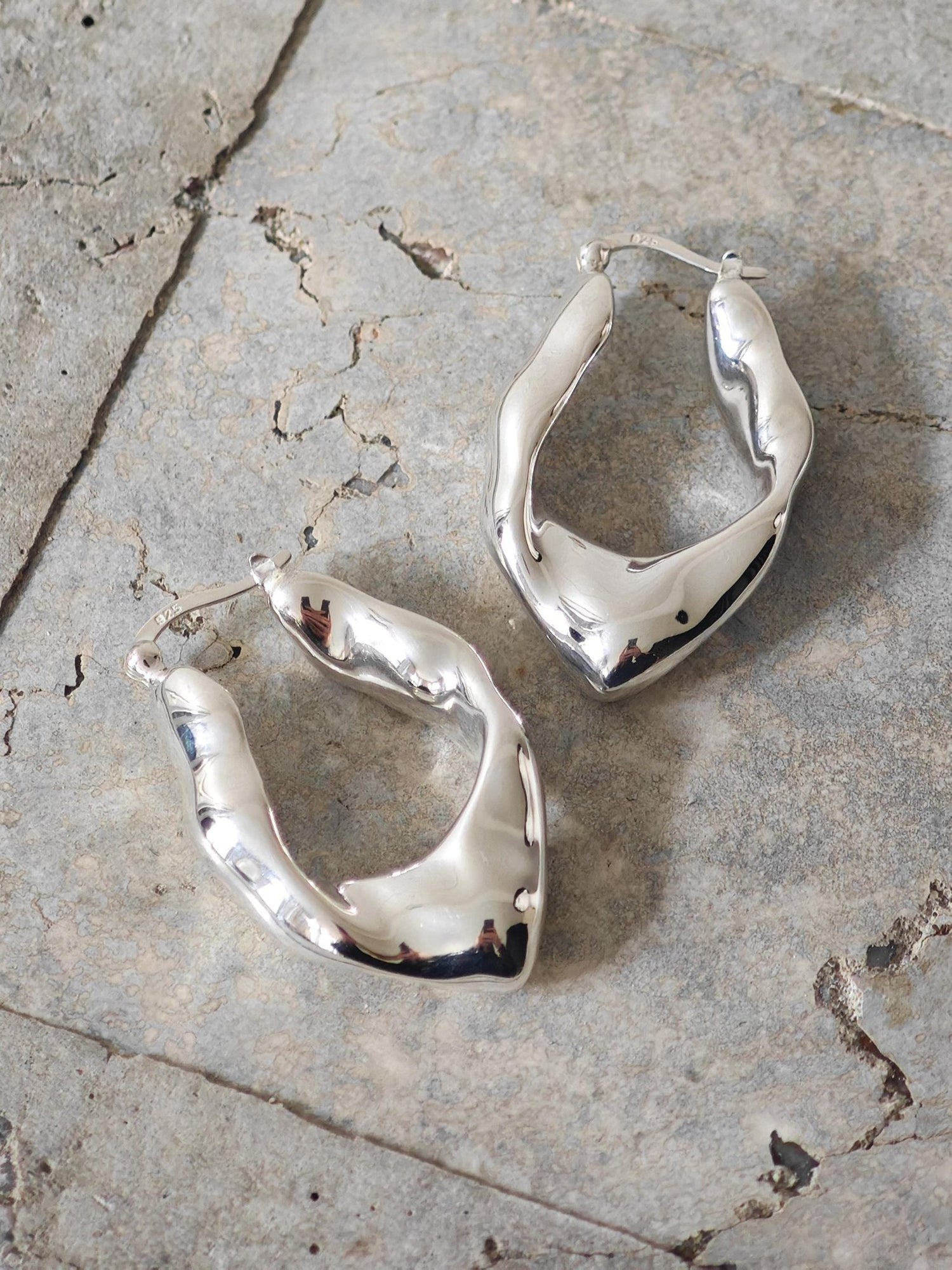 Chunky Statement Creolen aus Silber 925, Crumpled Silver Hoops, organische unregelmäßige Ohrringe 40mm, minimalistischer Schmuck, Kreolen - CocosyBerlin