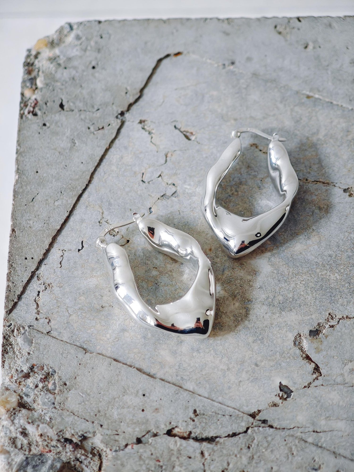 Chunky Statement Creolen aus Silber 925, Crumpled Silver Hoops, organische unregelmäßige Ohrringe 40mm, minimalistischer Schmuck, Kreolen - CocosyBerlin
