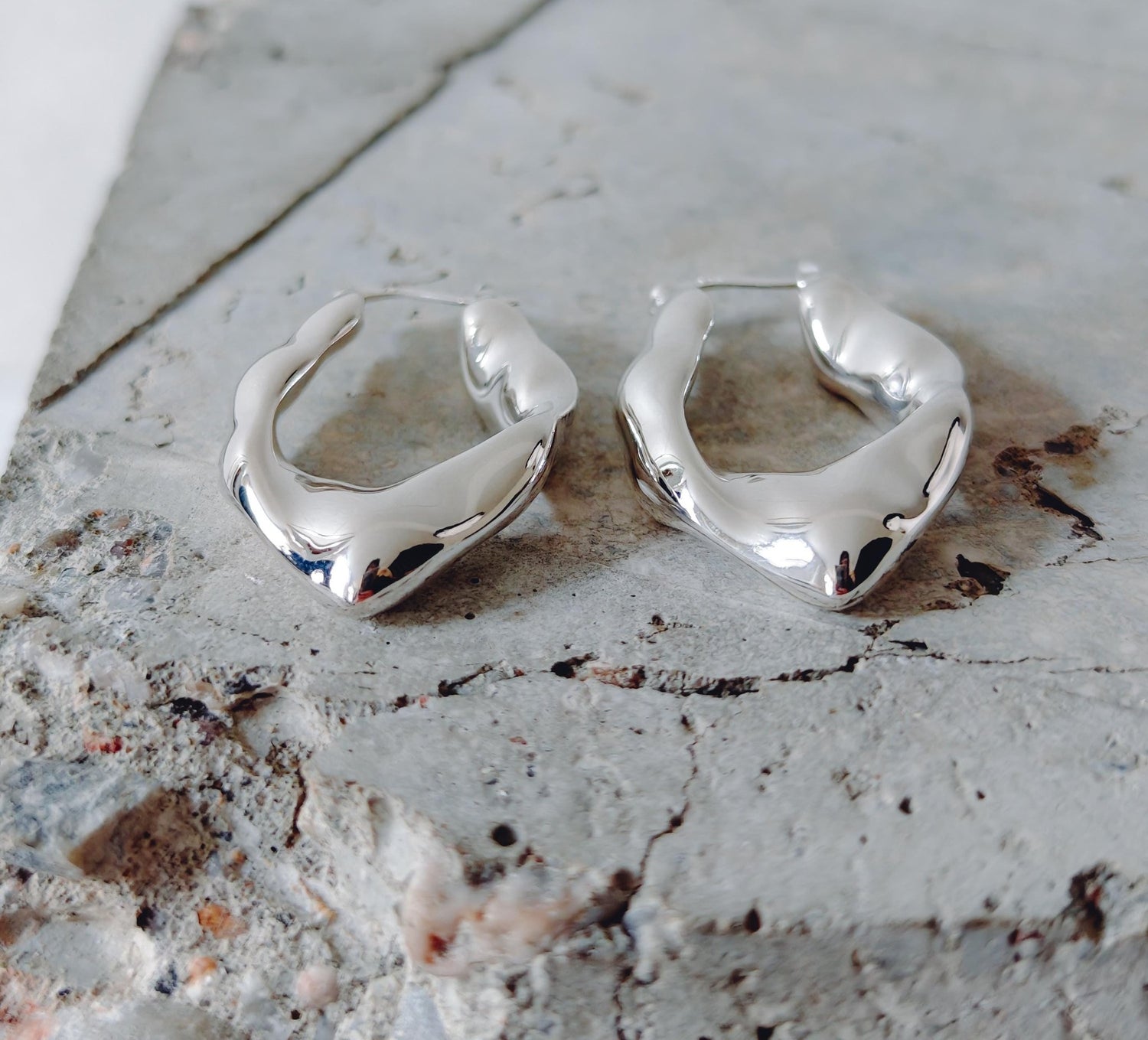 Chunky Statement Creolen aus Silber 925, Crumpled Silver Hoops, organische unregelmäßige Ohrringe 40mm, minimalistischer Schmuck, Kreolen - CocosyBerlin