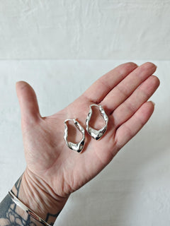 Chunky Statement Creolen aus Silber 925, Crumpled Silver Hoops, organische unregelmäßige Ohrringe 40mm, minimalistischer Schmuck, Kreolen - CocosyBerlin