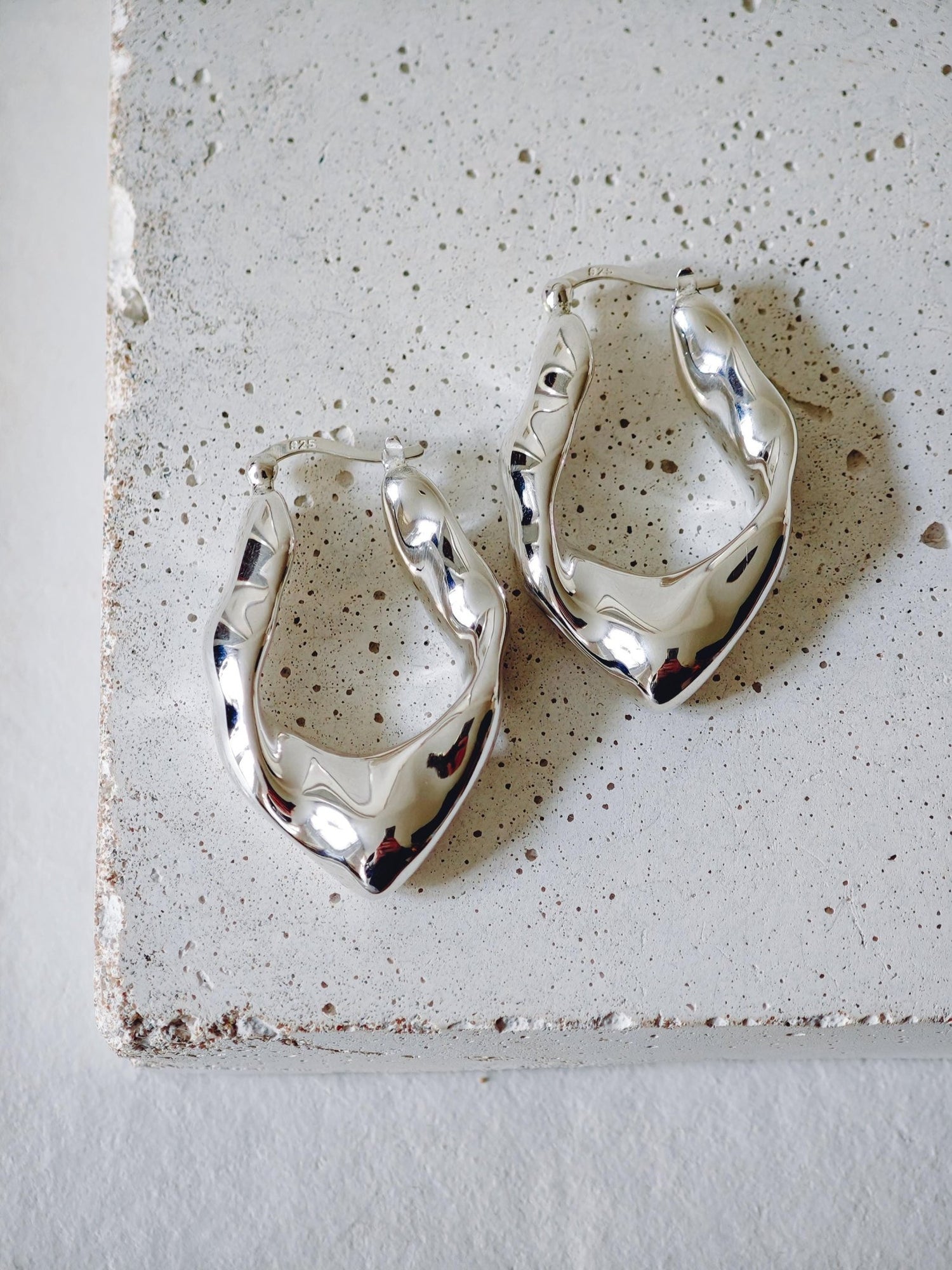 Chunky Statement Creolen aus Silber 925, Crumpled Silver Hoops, organische unregelmäßige Ohrringe 40mm, minimalistischer Schmuck, Kreolen - CocosyBerlin