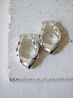 Chunky Statement Creolen aus Silber 925, Crumpled Silver Hoops, organische unregelmäßige Ohrringe 40mm, minimalistischer Schmuck, Kreolen - CocosyBerlin