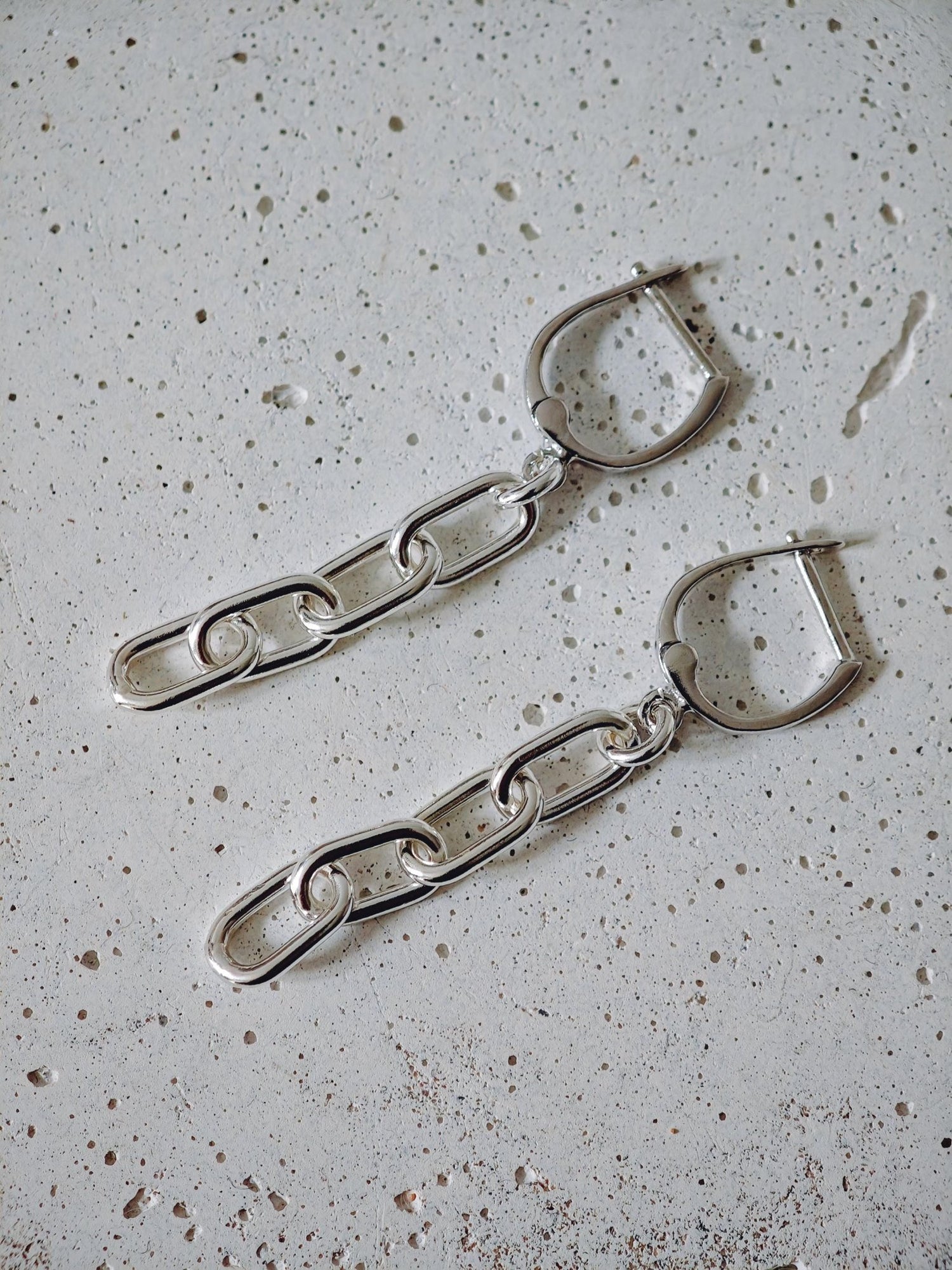 Chain Silver Hoops . Lange Kettenglieder - Hängeohrringe aus 925 Silber, Link Chain Creolen, lange Chain Kette Ohrringe - CocosyBerlin