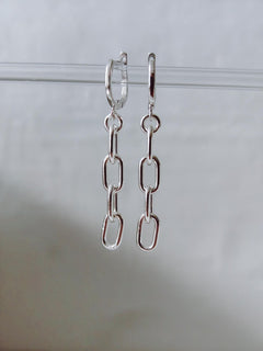 Chain Silver Hoops . Lange Kettenglieder - Hängeohrringe aus 925 Silber, Link Chain Creolen, lange Chain Kette Ohrringe - CocosyBerlin