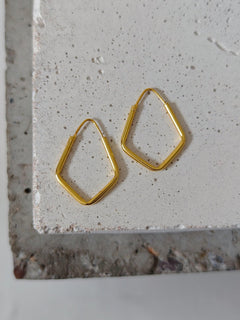 Vergoldete Geometrische Creolen aus 925 Silber, Kleine Eckige Ohrringe 25mm, Minimalistischer Ohrschmuck - CocosyBerlin