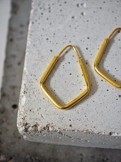 Vergoldete Geometrische Creolen aus 925 Silber, Kleine Eckige Ohrringe 25mm, Minimalistischer Ohrschmuck - CocosyBerlin