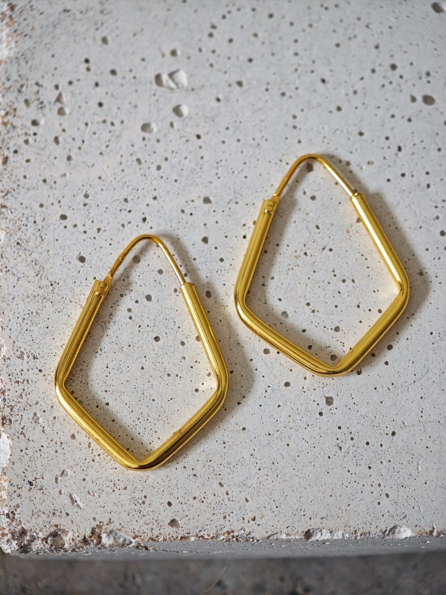 Vergoldete Geometrische Creolen aus 925 Silber, Kleine Eckige Ohrringe 25mm, Minimalistischer Ohrschmuck - CocosyBerlin