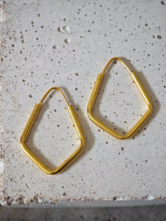 Vergoldete Geometrische Creolen aus 925 Silber, Kleine Eckige Ohrringe 25mm, Minimalistischer Ohrschmuck - CocosyBerlin