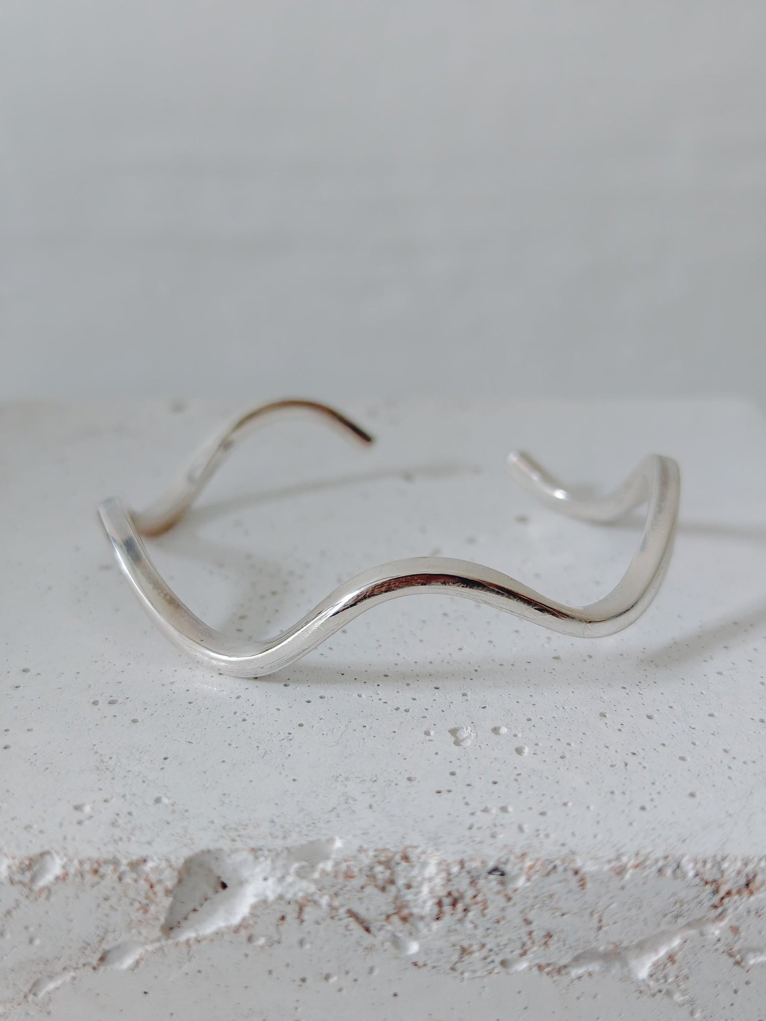 Wellen Armreif verstellbar aus 925 Silber, offener minimalistischer Armreif, Wave Flow Bangle