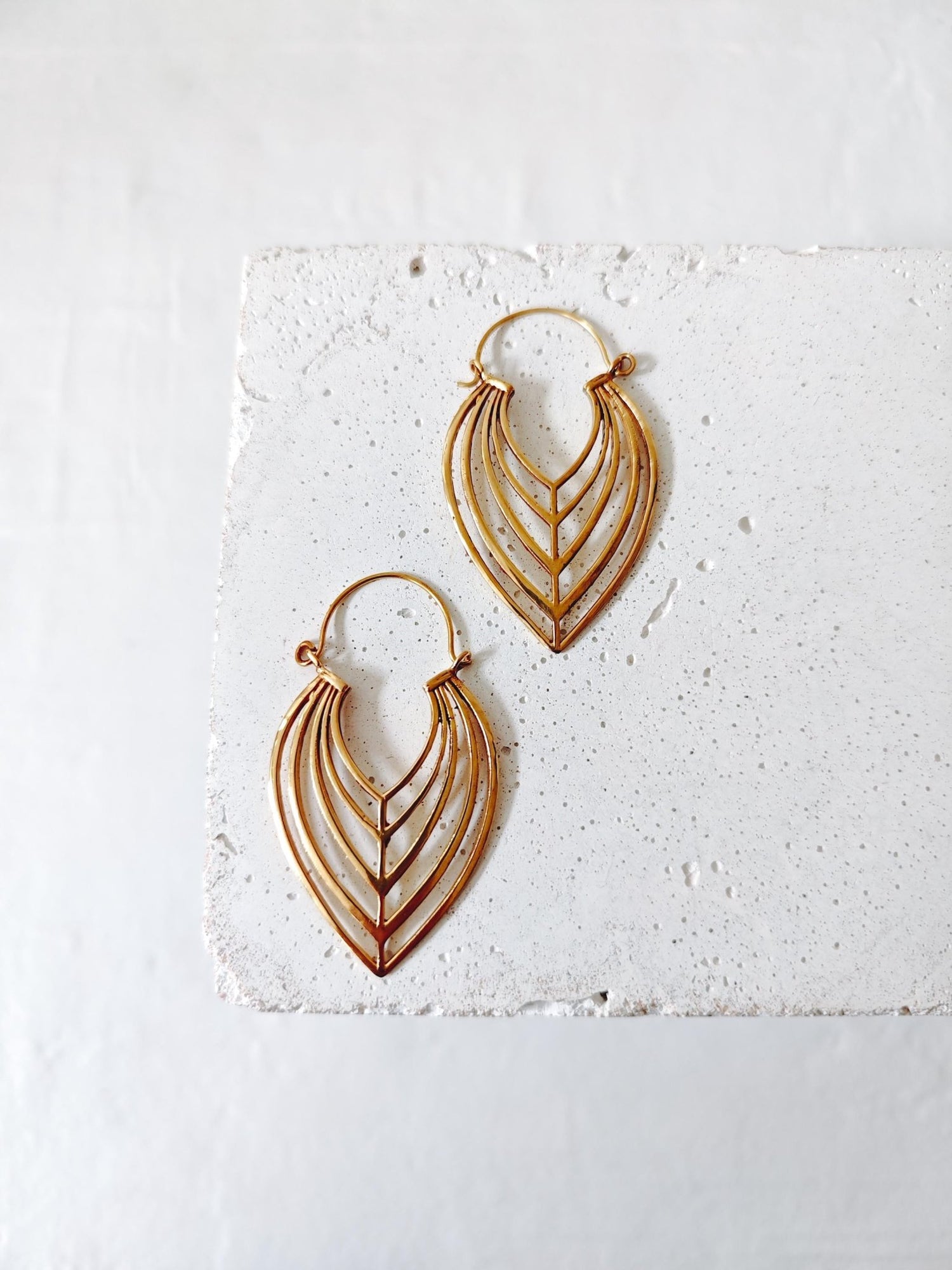 Boho Blatt Ohrringe aus Messing, florale Sommer Ohrringe, Golden Leaf Hoops - CocosyBerlin