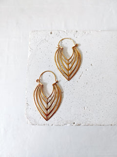 Boho Blatt Ohrringe aus Messing, florale Sommer Ohrringe, Golden Leaf Hoops - CocosyBerlin