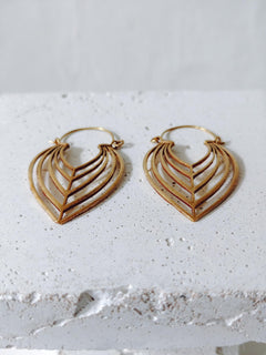 Boho Blatt Ohrringe aus Messing, florale Sommer Ohrringe, Golden Leaf Hoops - CocosyBerlin