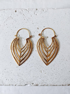 Boho Blatt Ohrringe aus Messing, florale Sommer Ohrringe, Golden Leaf Hoops - CocosyBerlin