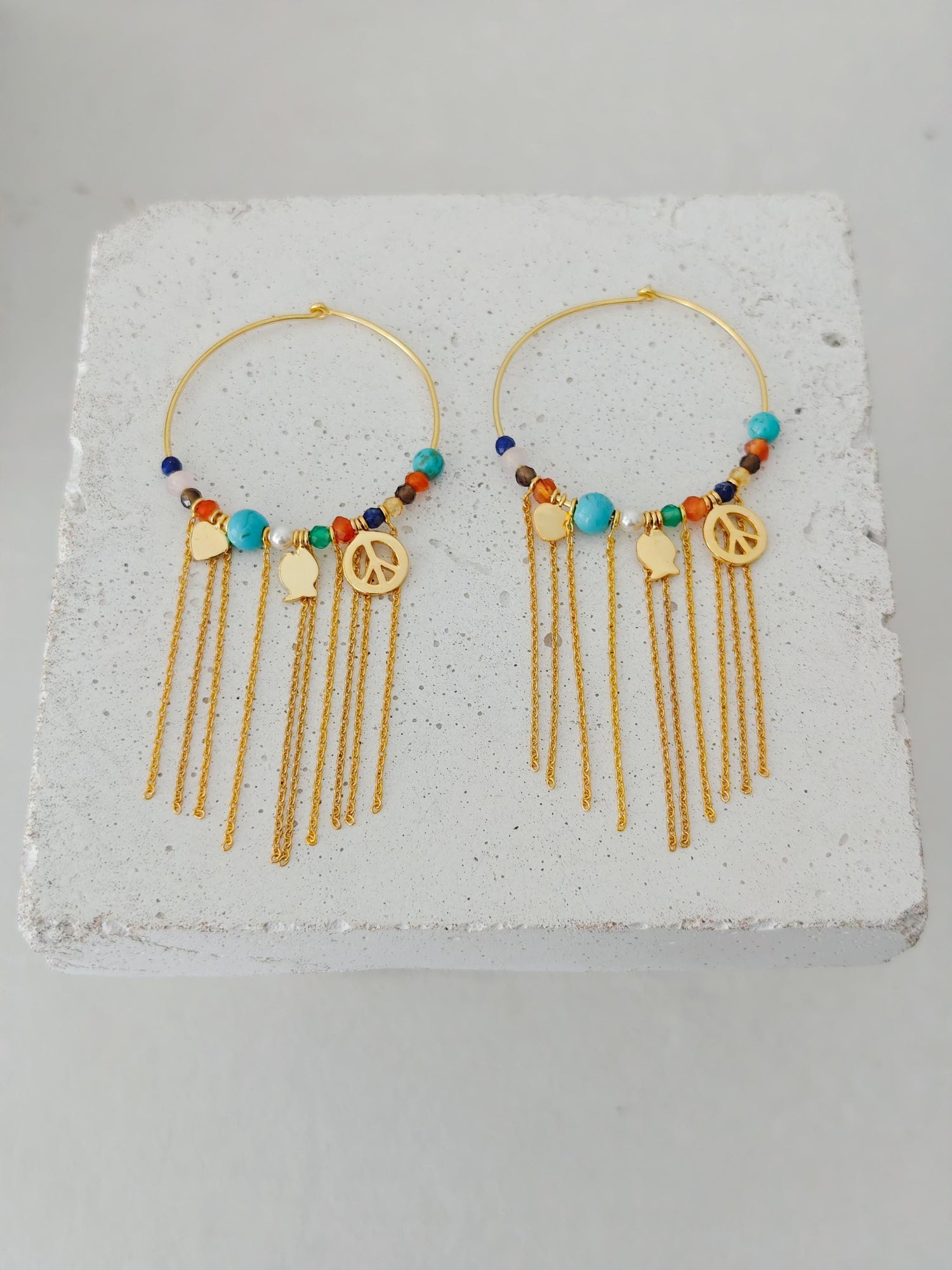 Edelstein Perlen Creolen mit Türkis Steinen und Charms, Boho Ohrringe vergoldet, Fransen Kette, Regenbogen Steinen Bunt