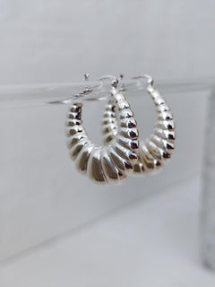 große Statement Croissant Creolen 925 Silber, Chunky Hoop Ohrringe minimalistisch glänzend - CocosyBerlin