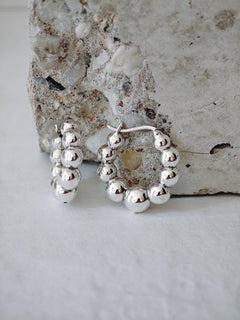 Bubble Ohrringe aus 925 Silber, Kugel Statement Creolen, Chunky Perlen Hoops - CocosyBerlin