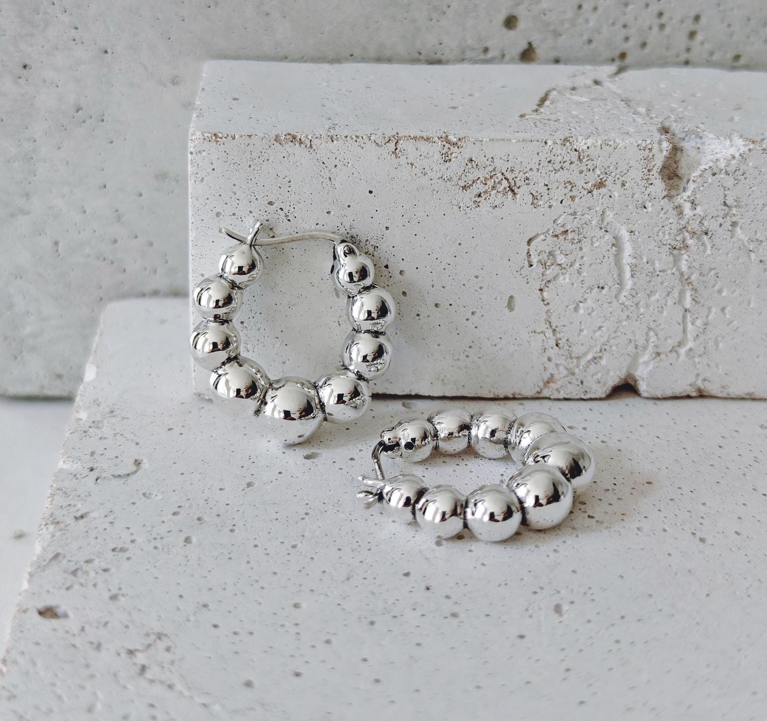 Bubble Ohrringe aus 925 Silber, Kugel Statement Creolen, Chunky Perlen Hoops - CocosyBerlin