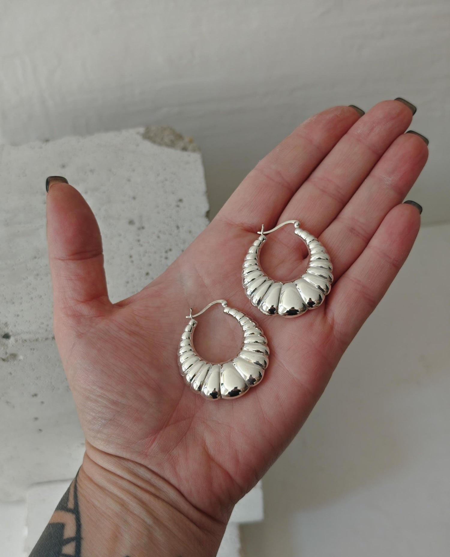 große Statement Croissant Creolen 925 Silber, Chunky Hoop Ohrringe minimalistisch glänzend - CocosyBerlin