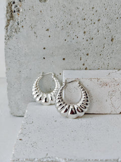 große Statement Croissant Creolen 925 Silber, Chunky Hoop Ohrringe minimalistisch glänzend - CocosyBerlin