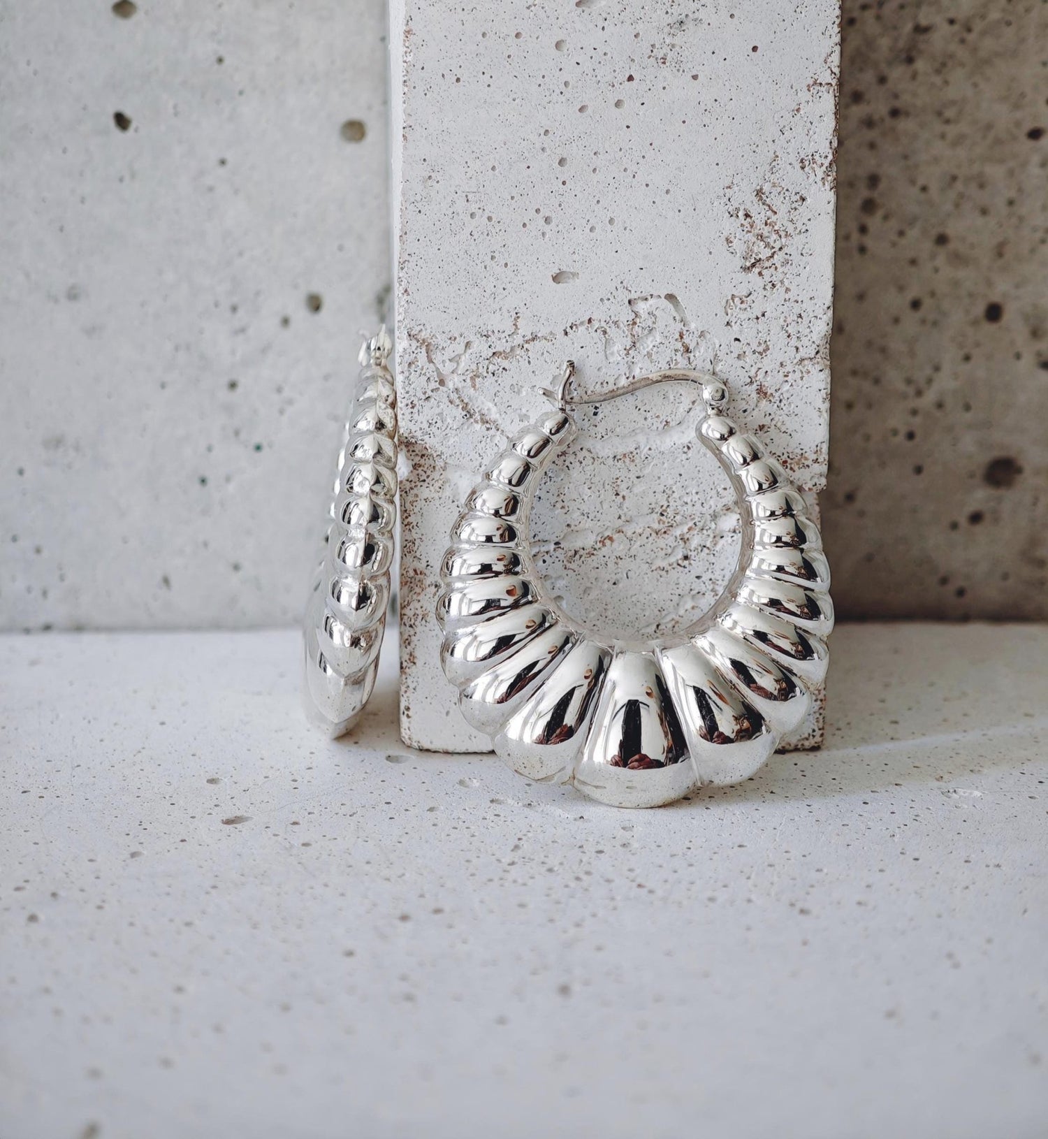 große Statement Croissant Creolen 925 Silber, Chunky Hoop Ohrringe minimalistisch glänzend - CocosyBerlin