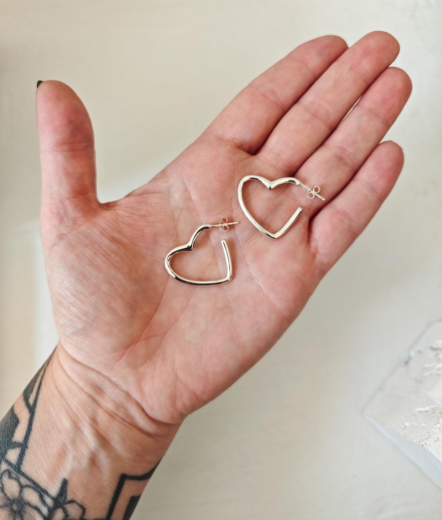 Herz Ohrstecker Creolen aus 925 Silber, Minimal Heart Hoop, Love Ohrringe herzförmig - CocosyBerlin